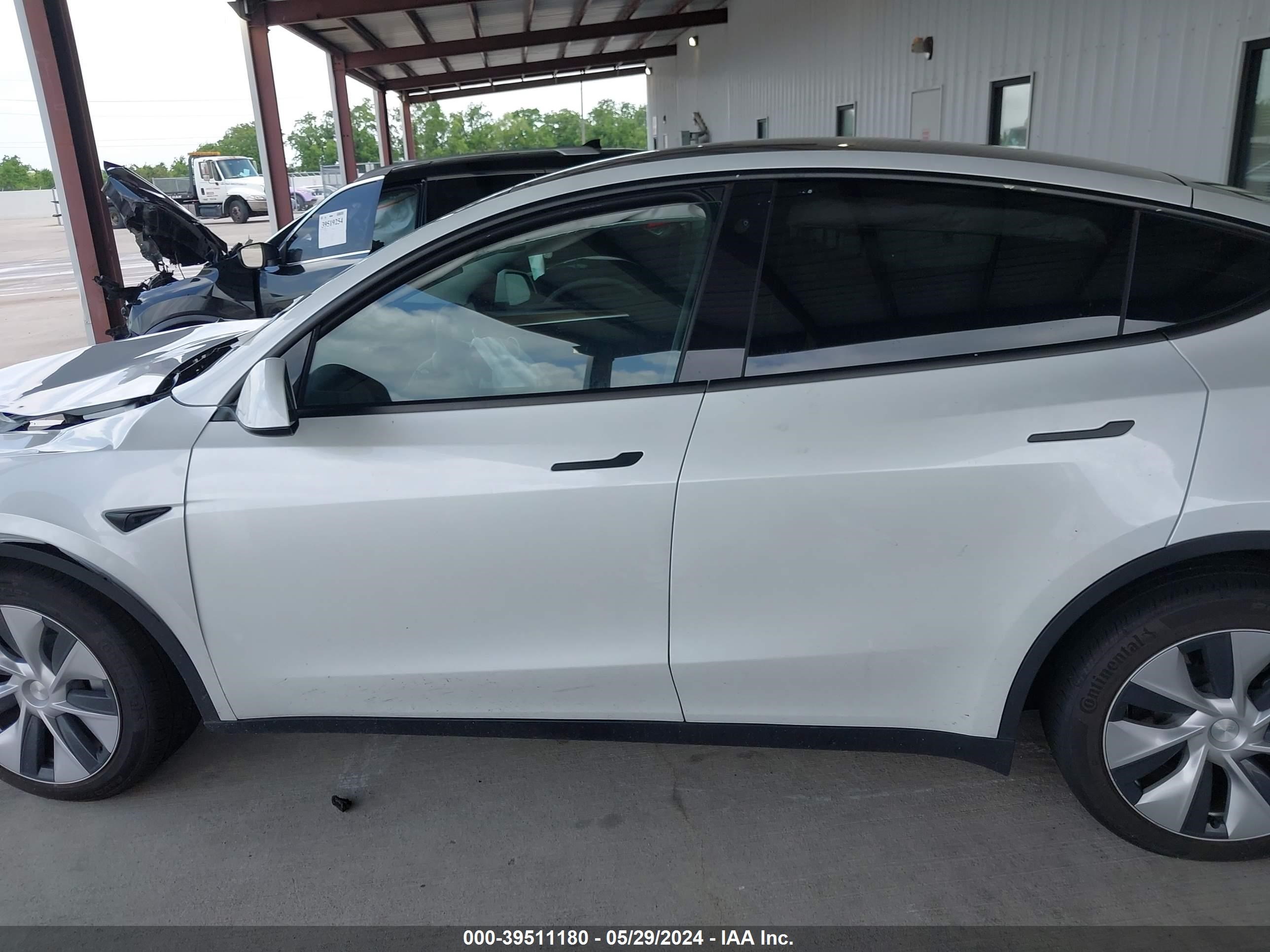 Photo 14 VIN: 7SAYGDEE6PA088073 - TESLA MODEL Y 