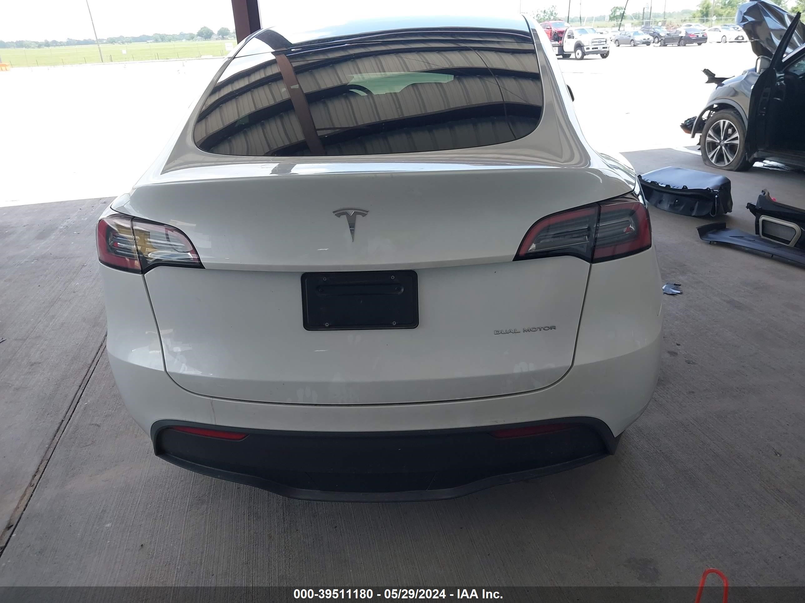 Photo 16 VIN: 7SAYGDEE6PA088073 - TESLA MODEL Y 