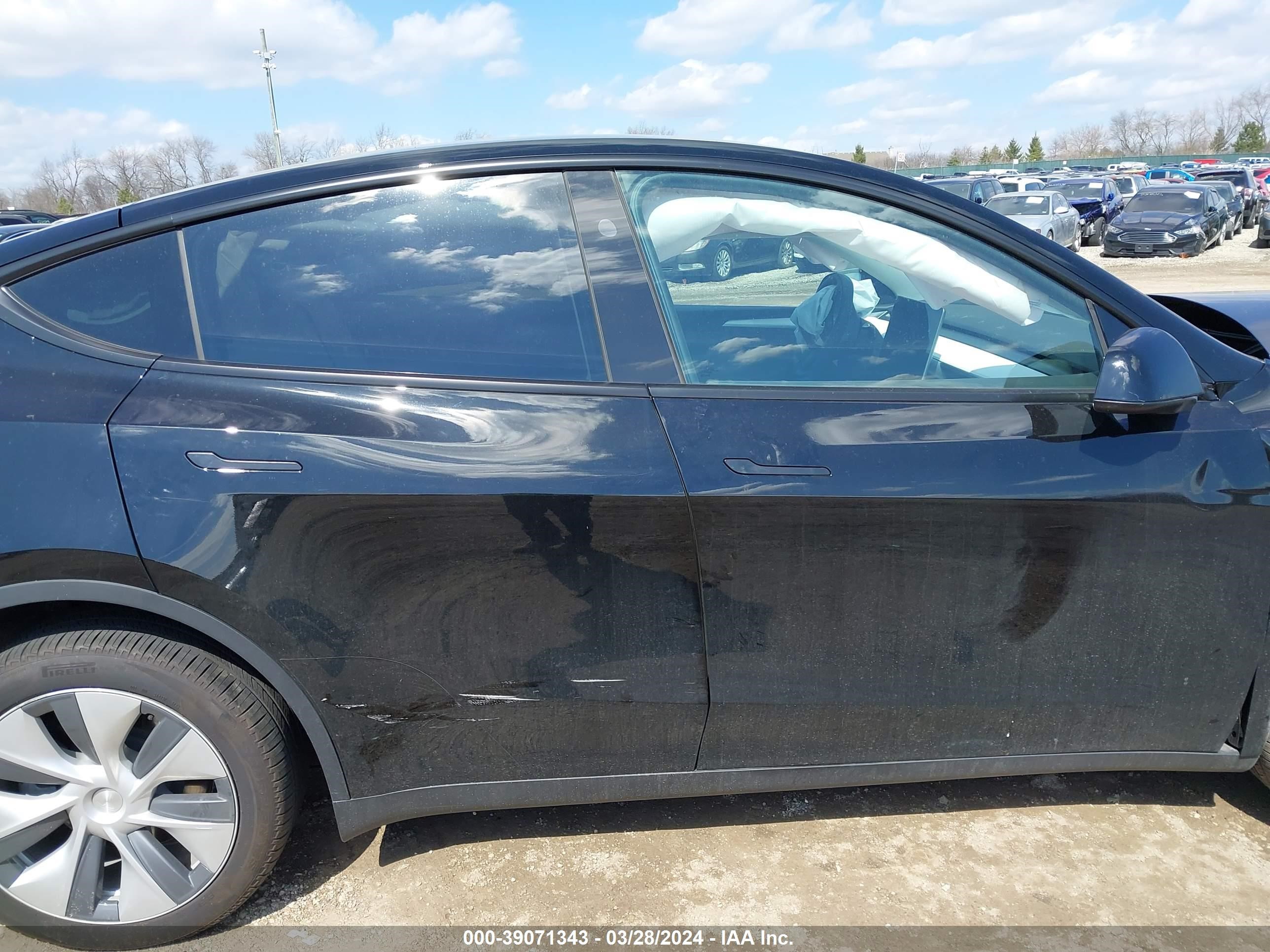 Photo 12 VIN: 7SAYGDEE6PA175522 - TESLA MODEL Y 