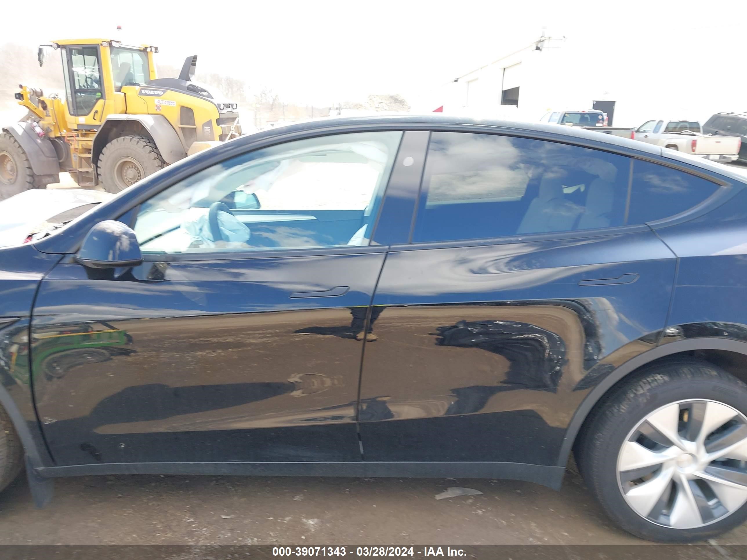 Photo 13 VIN: 7SAYGDEE6PA175522 - TESLA MODEL Y 