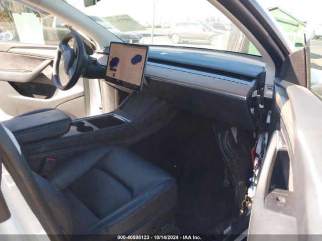 Photo 4 VIN: 7SAYGDEE6PF588608 - TESLA MODEL Y 