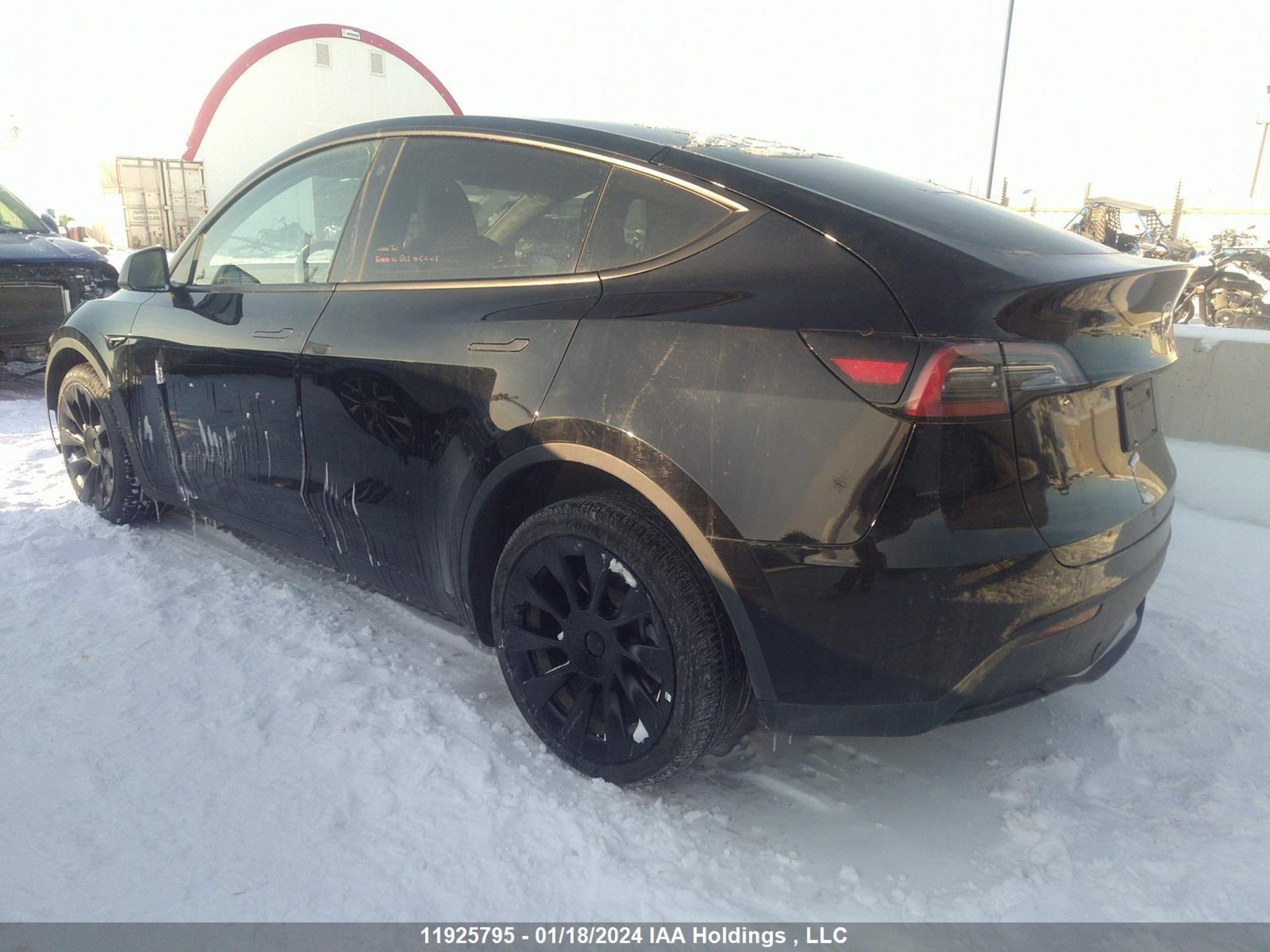 Photo 2 VIN: 7SAYGDEE7NF494069 - TESLA MODEL Y 