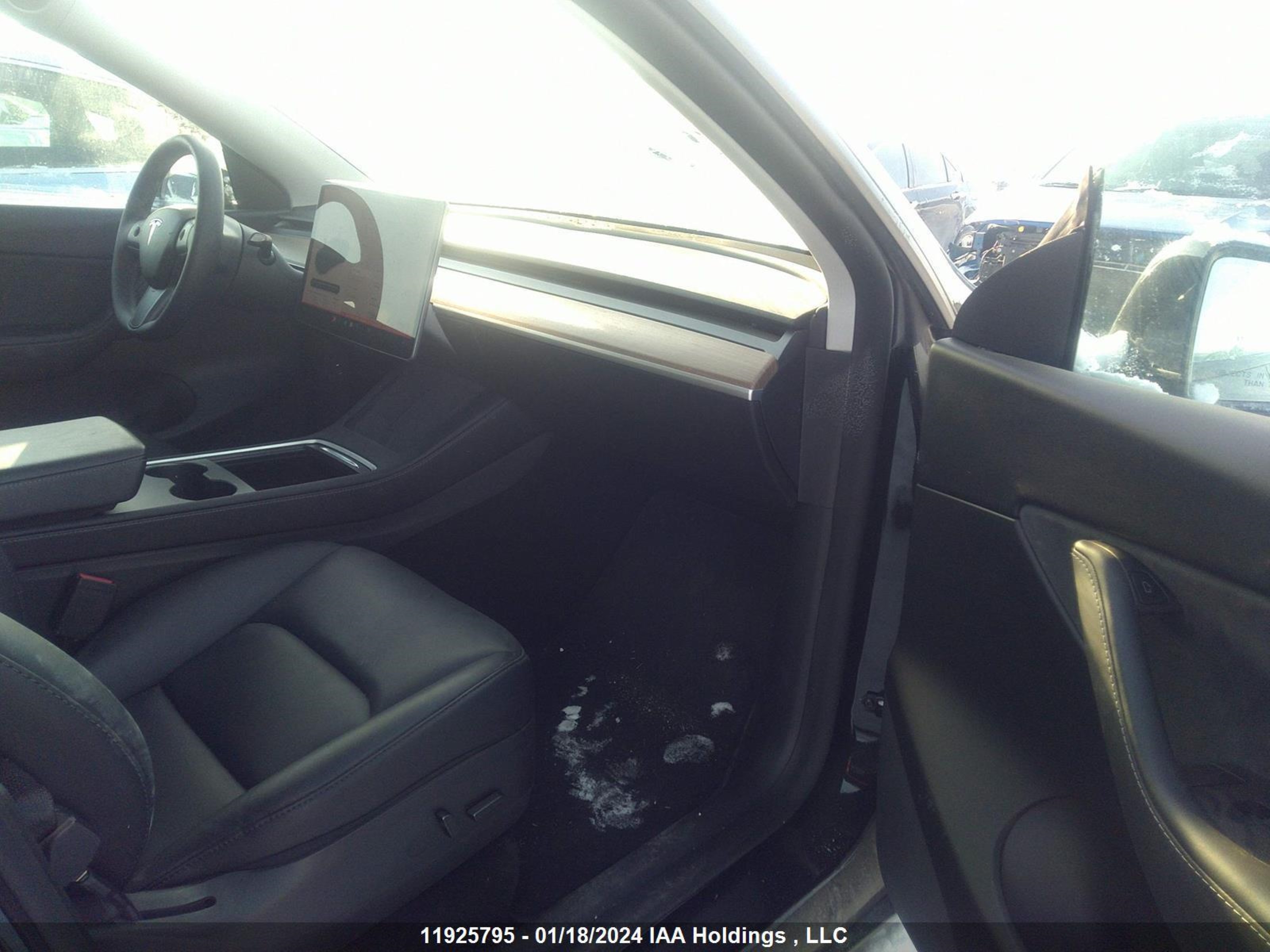 Photo 4 VIN: 7SAYGDEE7NF494069 - TESLA MODEL Y 