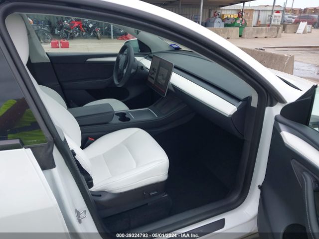 Photo 4 VIN: 7SAYGDEE7PF607165 - TESLA MODEL Y 