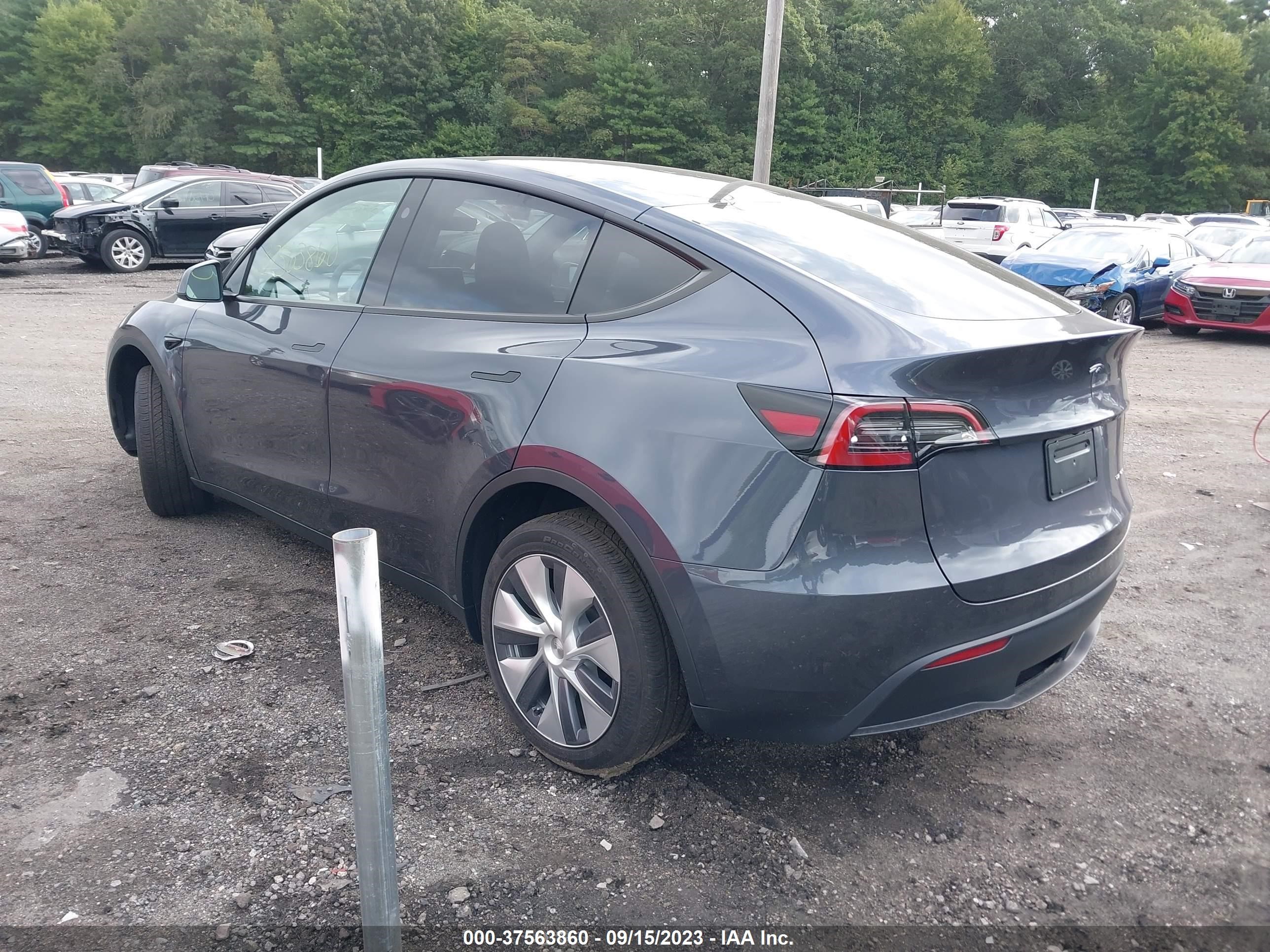 Photo 2 VIN: 7SAYGDEE7PF851866 - TESLA MODEL Y 