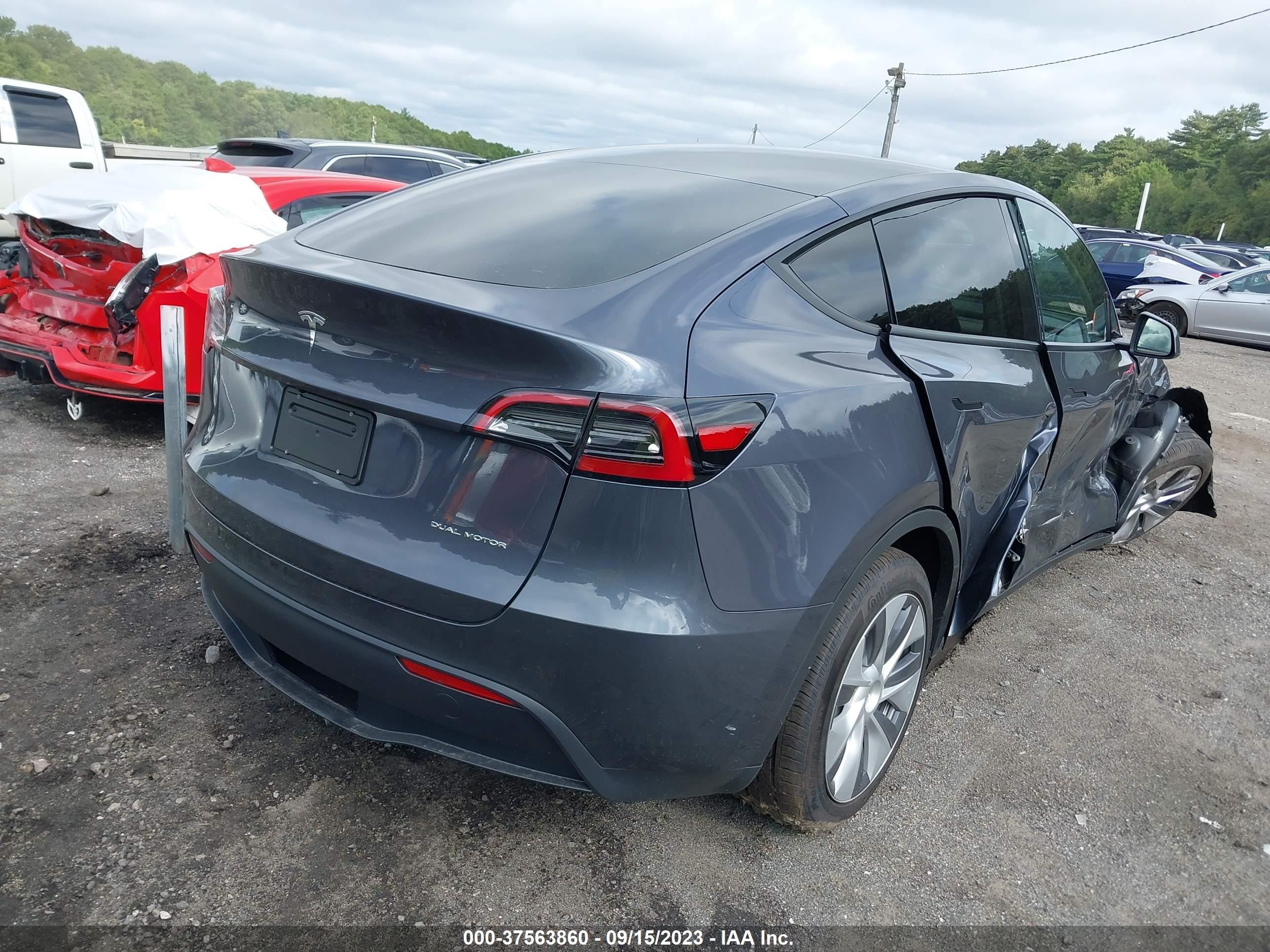 Photo 3 VIN: 7SAYGDEE7PF851866 - TESLA MODEL Y 