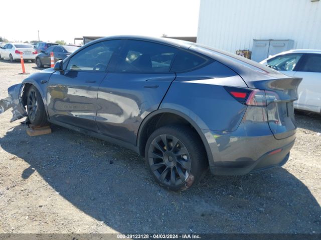 Photo 2 VIN: 7SAYGDEE7PF981050 - TESLA MODEL Y 