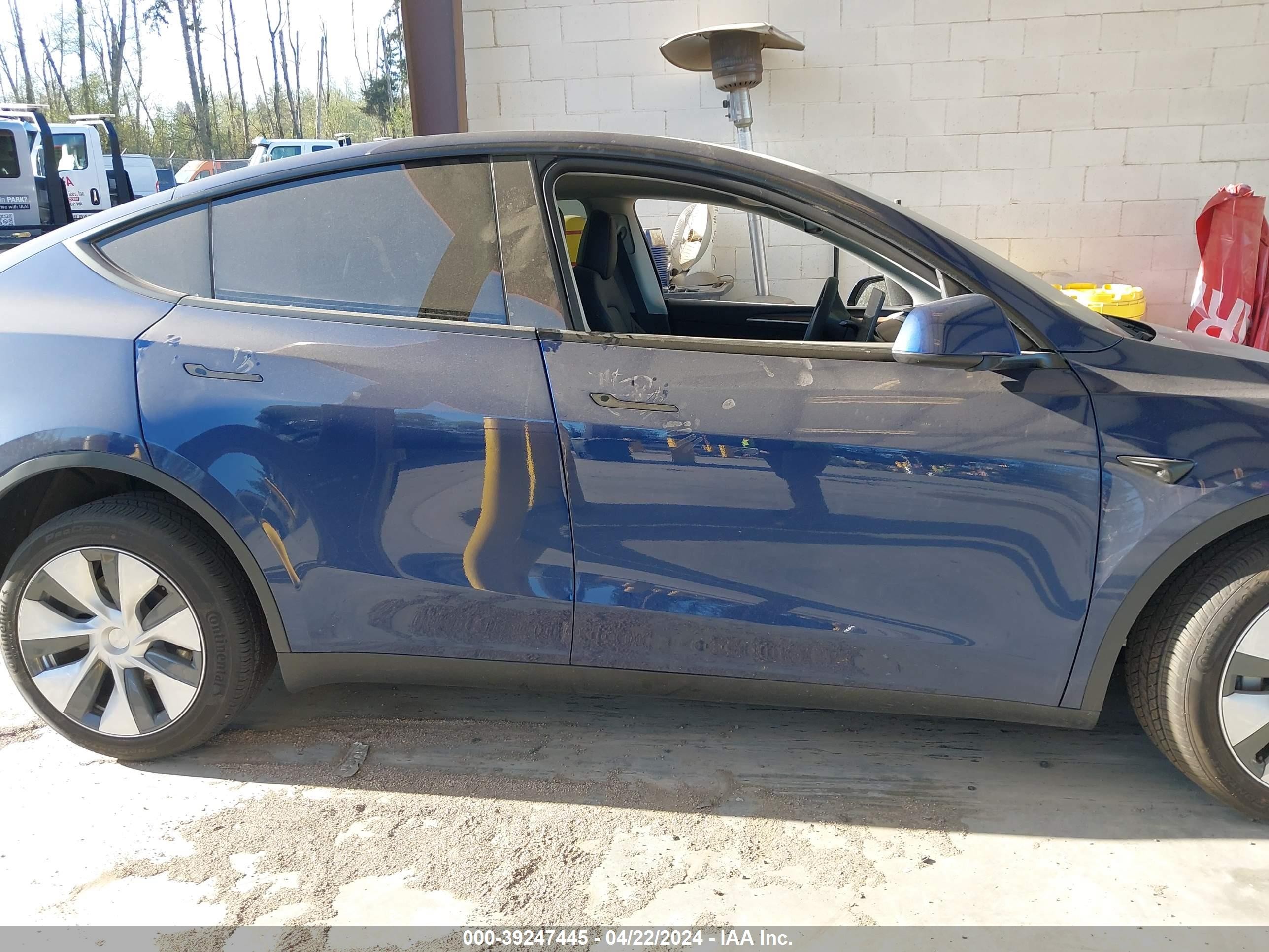 Photo 12 VIN: 7SAYGDEE7RF983819 - TESLA MODEL Y 