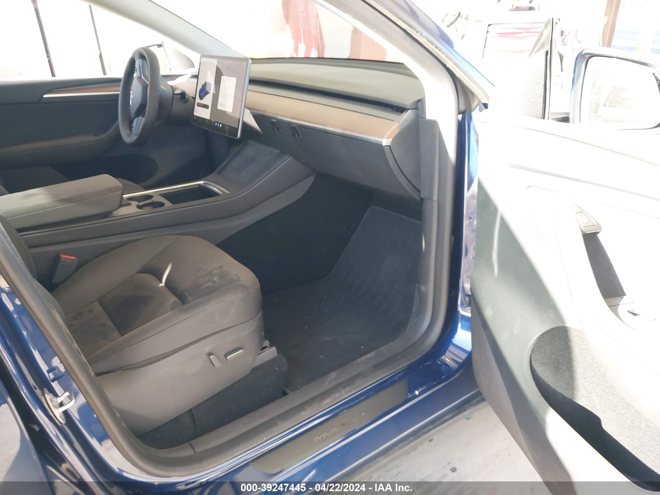 Photo 4 VIN: 7SAYGDEE7RF983819 - TESLA MODEL Y 