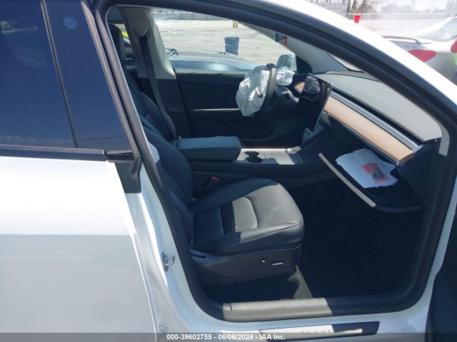 Photo 4 VIN: 7SAYGDEE8NF455555 - TESLA MODEL Y 