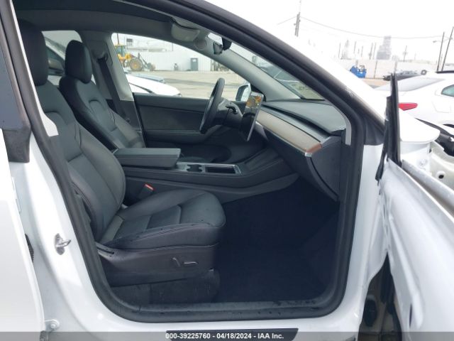 Photo 4 VIN: 7SAYGDEE8NF504608 - TESLA MODEL Y 