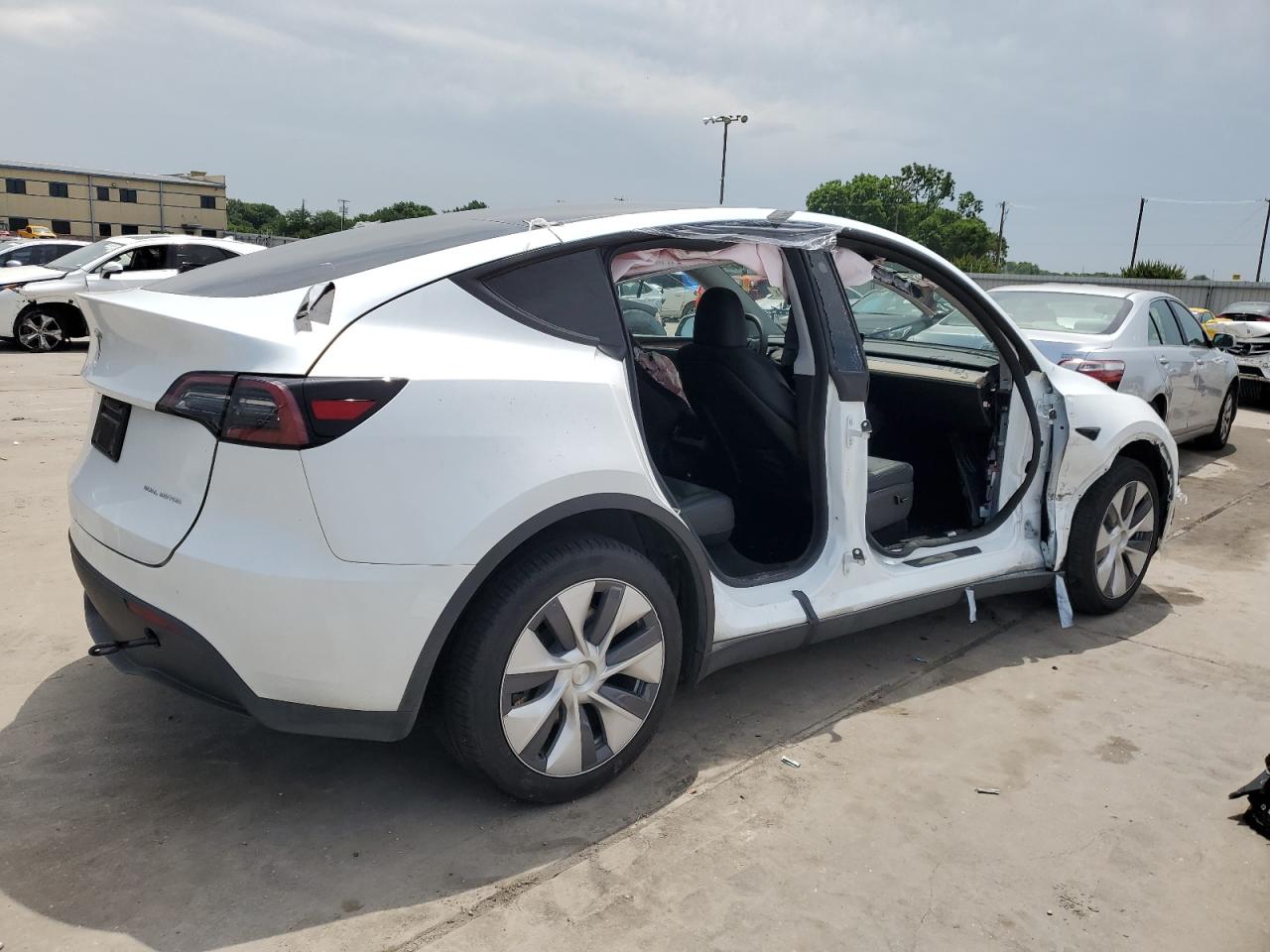 Photo 2 VIN: 7SAYGDEE8PA128797 - TESLA MODEL Y 