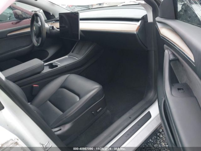 Photo 4 VIN: 7SAYGDEE8PF686040 - TESLA MODEL Y 