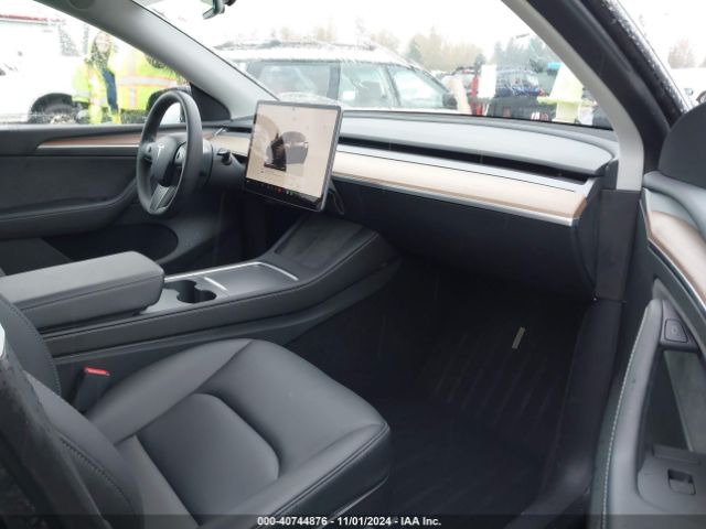 Photo 4 VIN: 7SAYGDEE8PF690380 - TESLA MODEL Y 