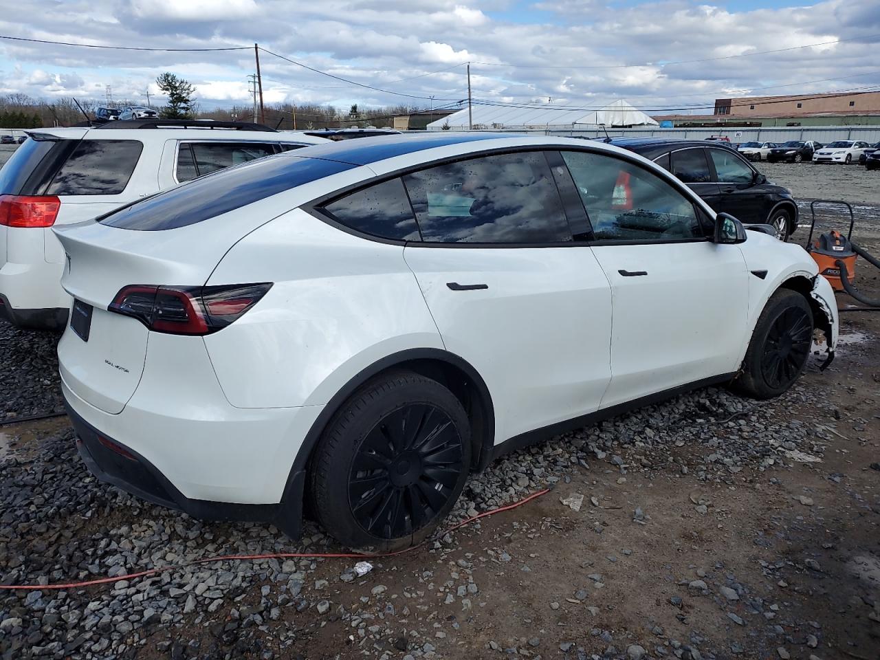 Photo 2 VIN: 7SAYGDEE8PF756832 - TESLA MODEL Y 