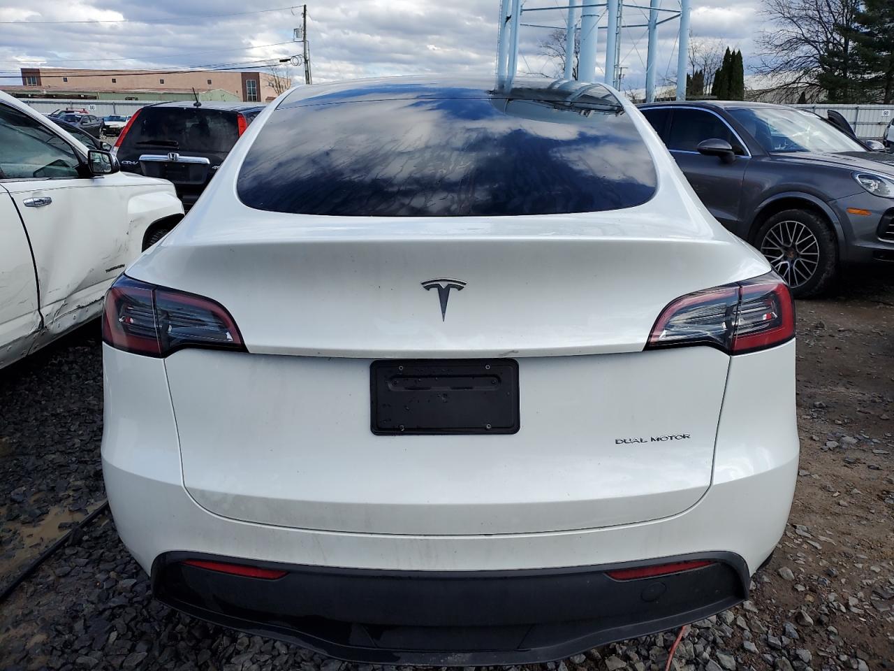 Photo 5 VIN: 7SAYGDEE8PF756832 - TESLA MODEL Y 