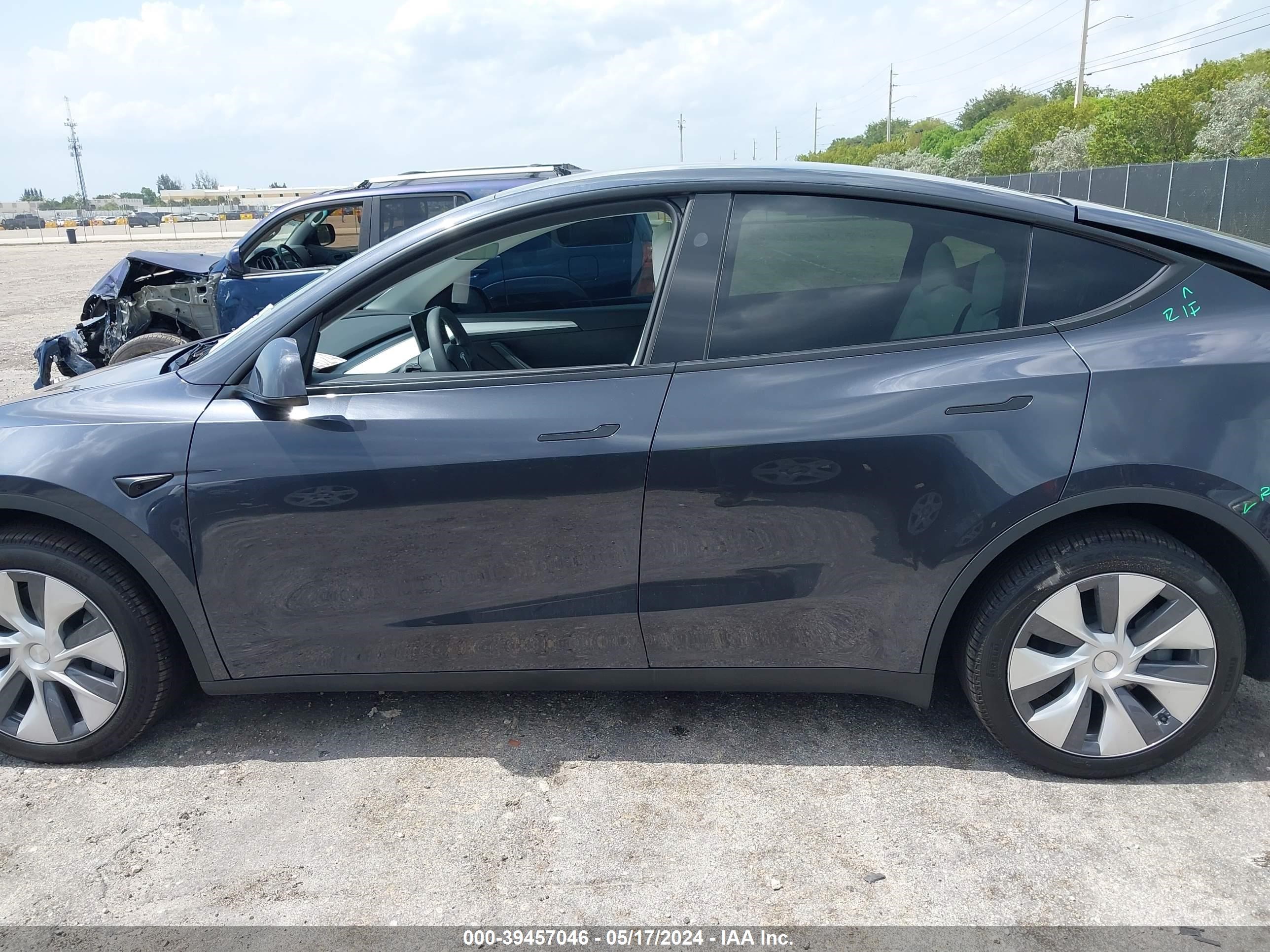 Photo 12 VIN: 7SAYGDEE8RA247548 - TESLA MODEL Y 