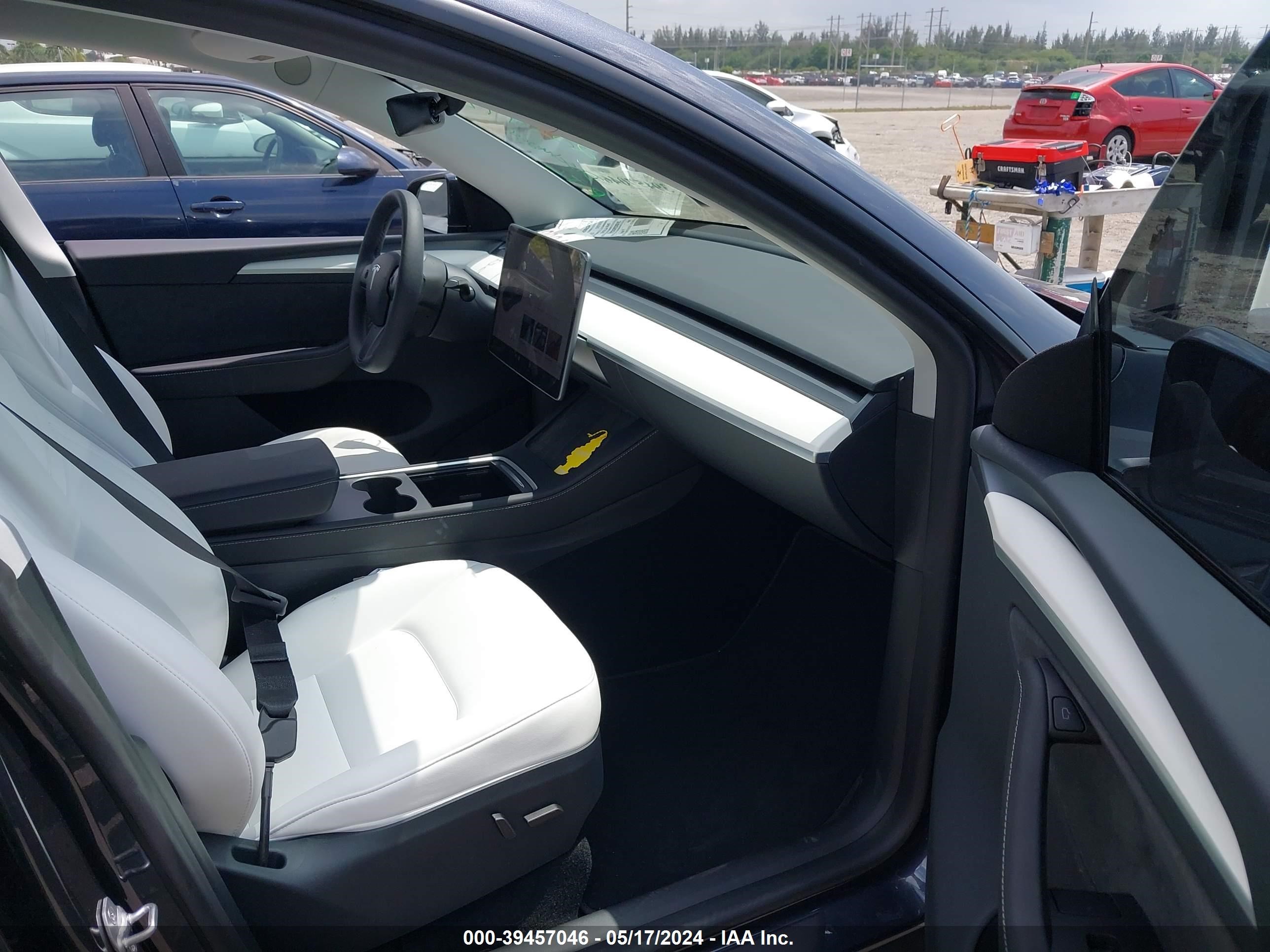 Photo 4 VIN: 7SAYGDEE8RA247548 - TESLA MODEL Y 