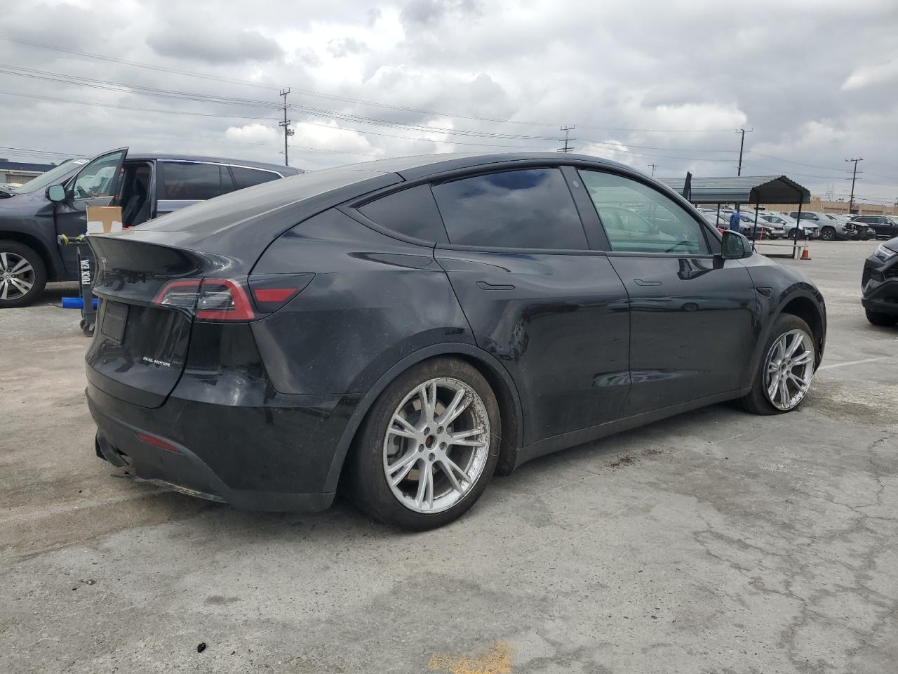 Photo 2 VIN: 7SAYGDEE9NA021674 - TESLA MODEL Y 