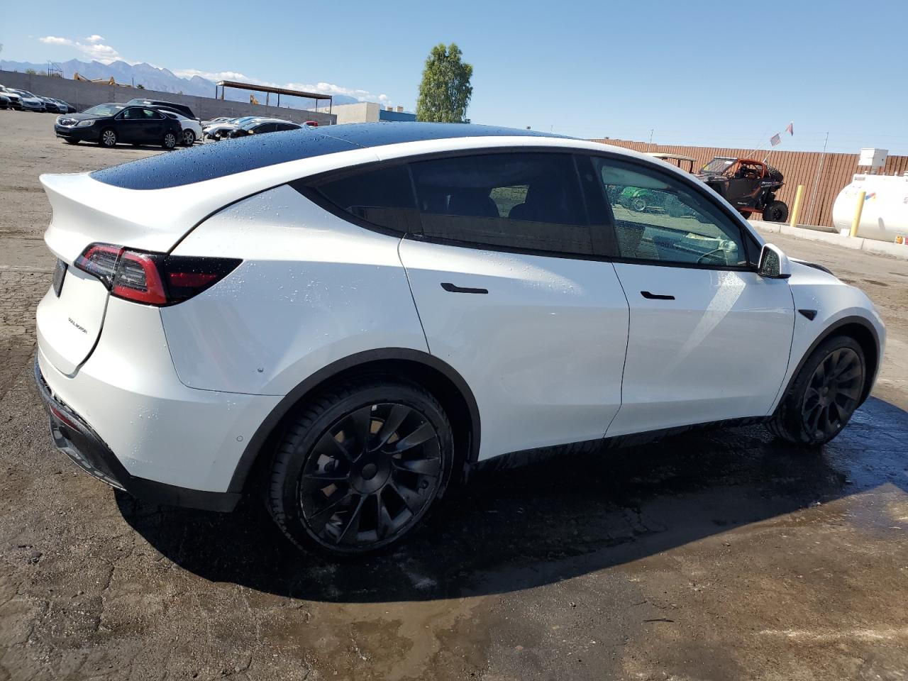 Photo 2 VIN: 7SAYGDEE9NF412908 - TESLA MODEL Y 