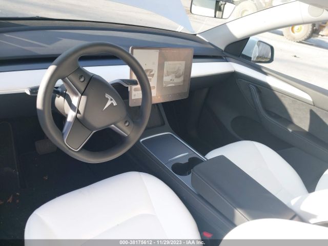 Photo 4 VIN: 7SAYGDEE9PA104928 - TESLA MODEL Y 