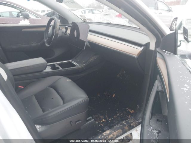 Photo 4 VIN: 7SAYGDEE9PF675922 - TESLA MODEL Y 