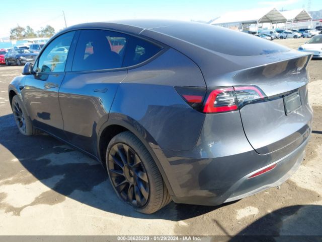 Photo 2 VIN: 7SAYGDEE9PF925112 - TESLA MODEL Y 