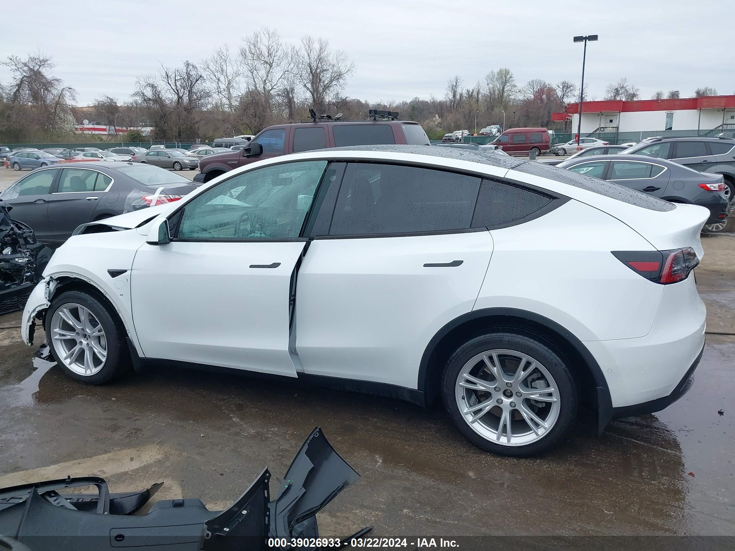 Photo 14 VIN: 7SAYGDEEXNF321288 - TESLA MODEL Y 