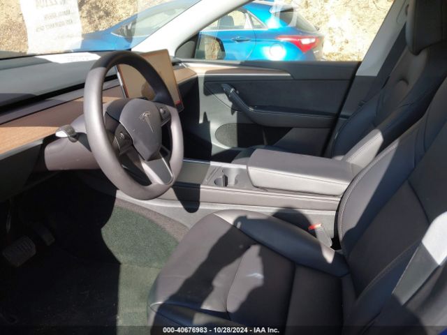 Photo 4 VIN: 7SAYGDEEXPF671507 - TESLA MODEL Y 