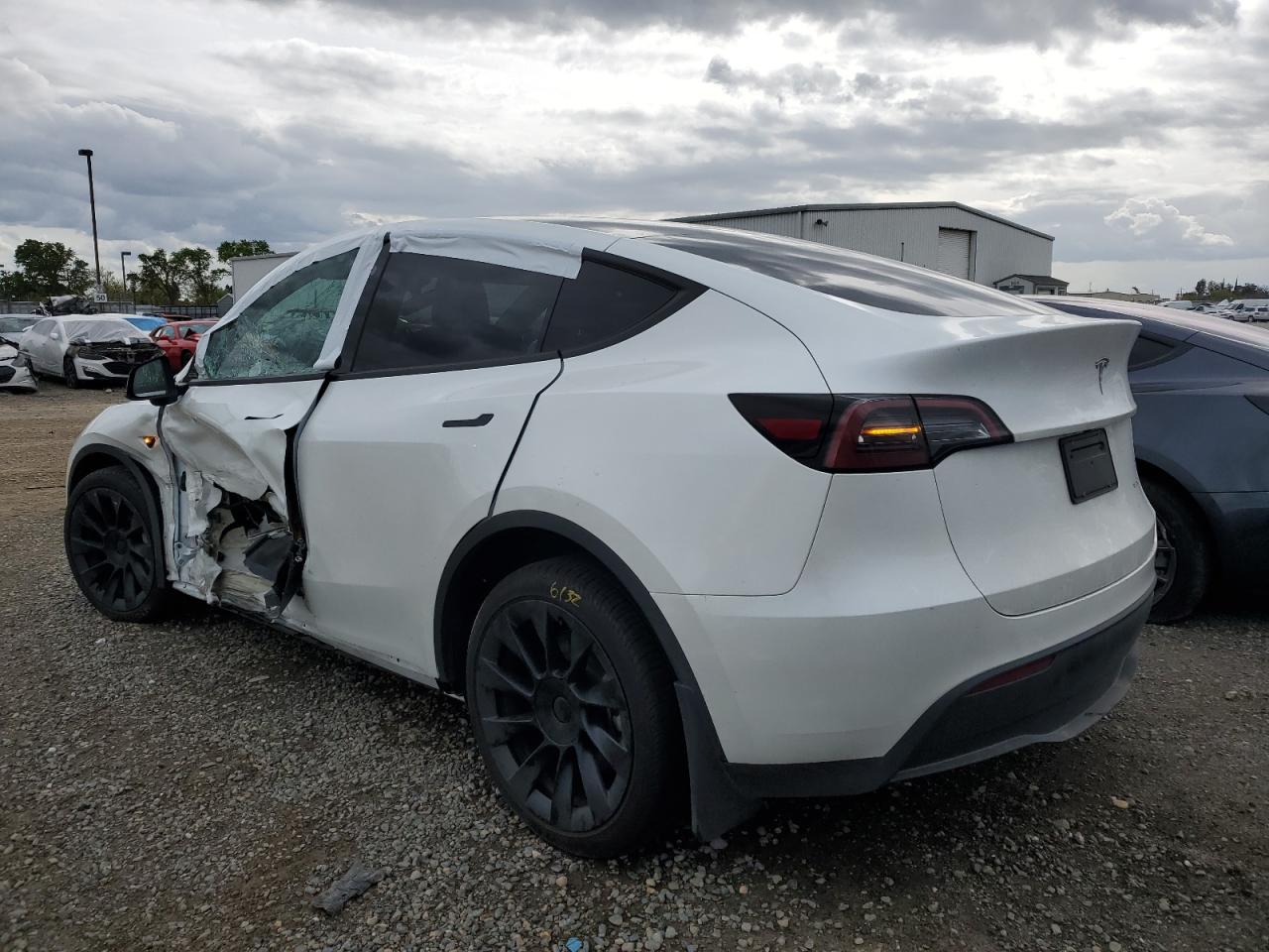 Photo 2 VIN: 7SAYGDEEXPF676514 - TESLA MODEL Y 