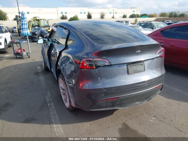 Photo 2 VIN: 7SAYGDEEXPF797379 - TESLA MODEL Y 