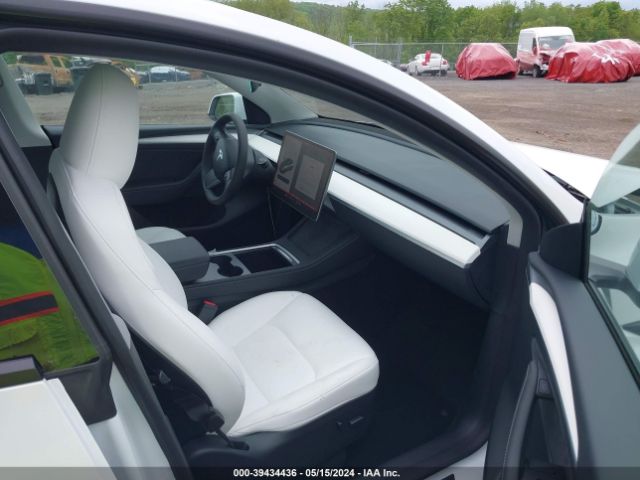 Photo 4 VIN: 7SAYGDEEXPF799455 - TESLA MODEL Y 