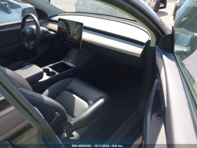 Photo 4 VIN: 7SAYGDEEXPF852980 - TESLA MODEL Y 