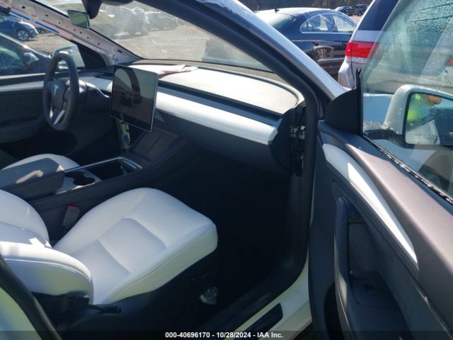 Photo 4 VIN: 7SAYGDEEXRA313534 - TESLA MODEL Y 