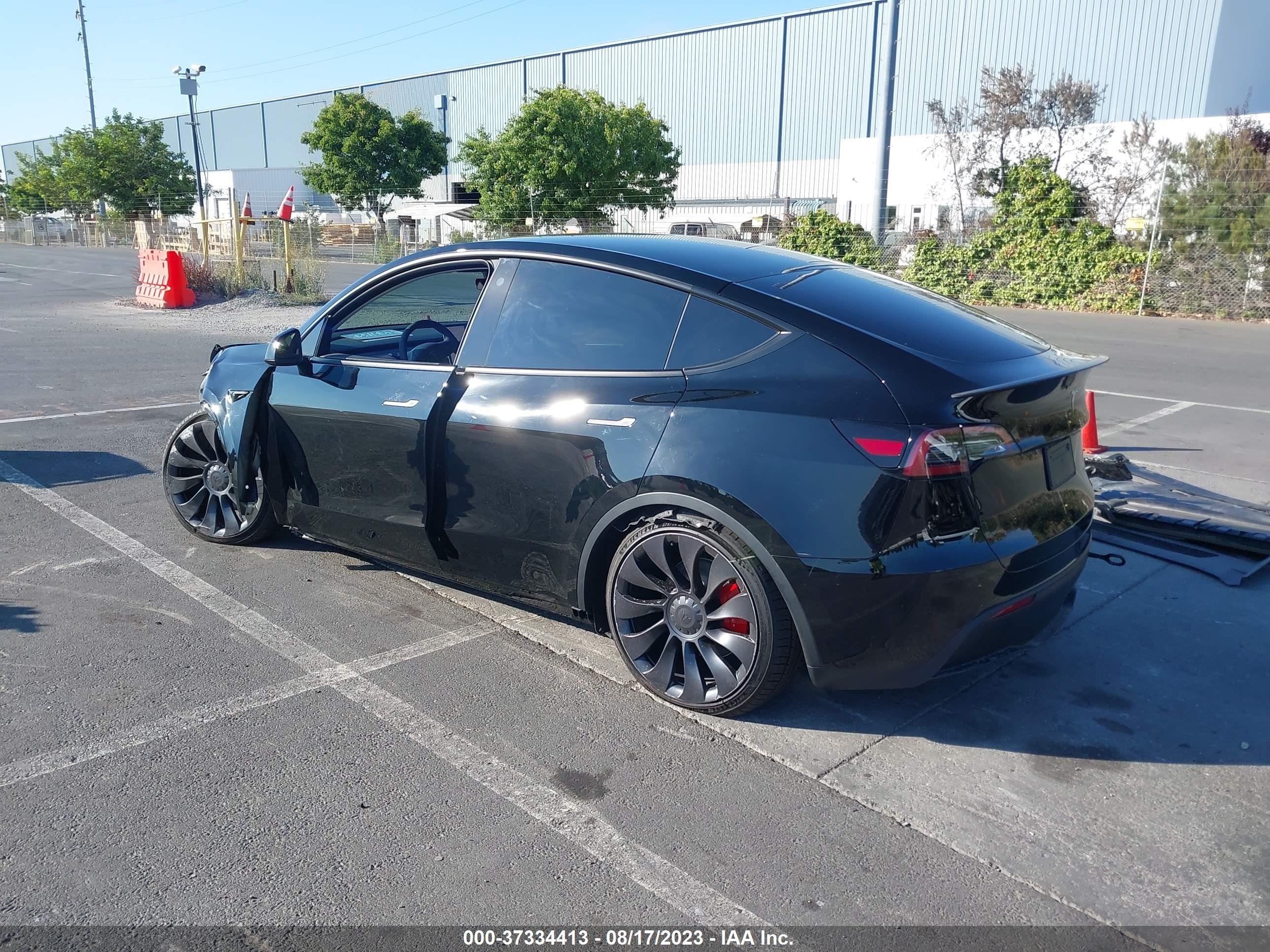 Photo 2 VIN: 7SAYGDEF0PF711070 - TESLA MODEL Y 