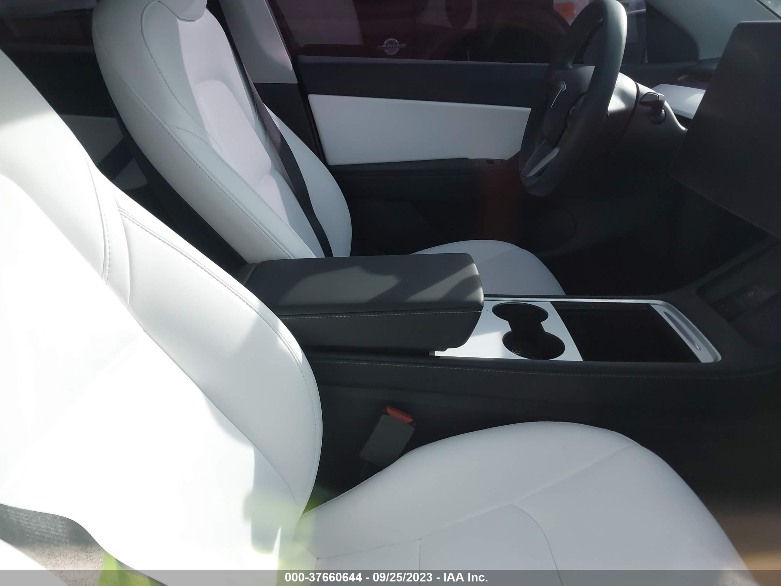 Photo 4 VIN: 7SAYGDEF1NF517189 - TESLA MODEL Y 