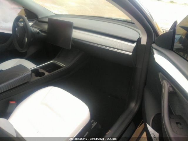 Photo 4 VIN: 7SAYGDEF1PF964902 - TESLA MODEL Y 