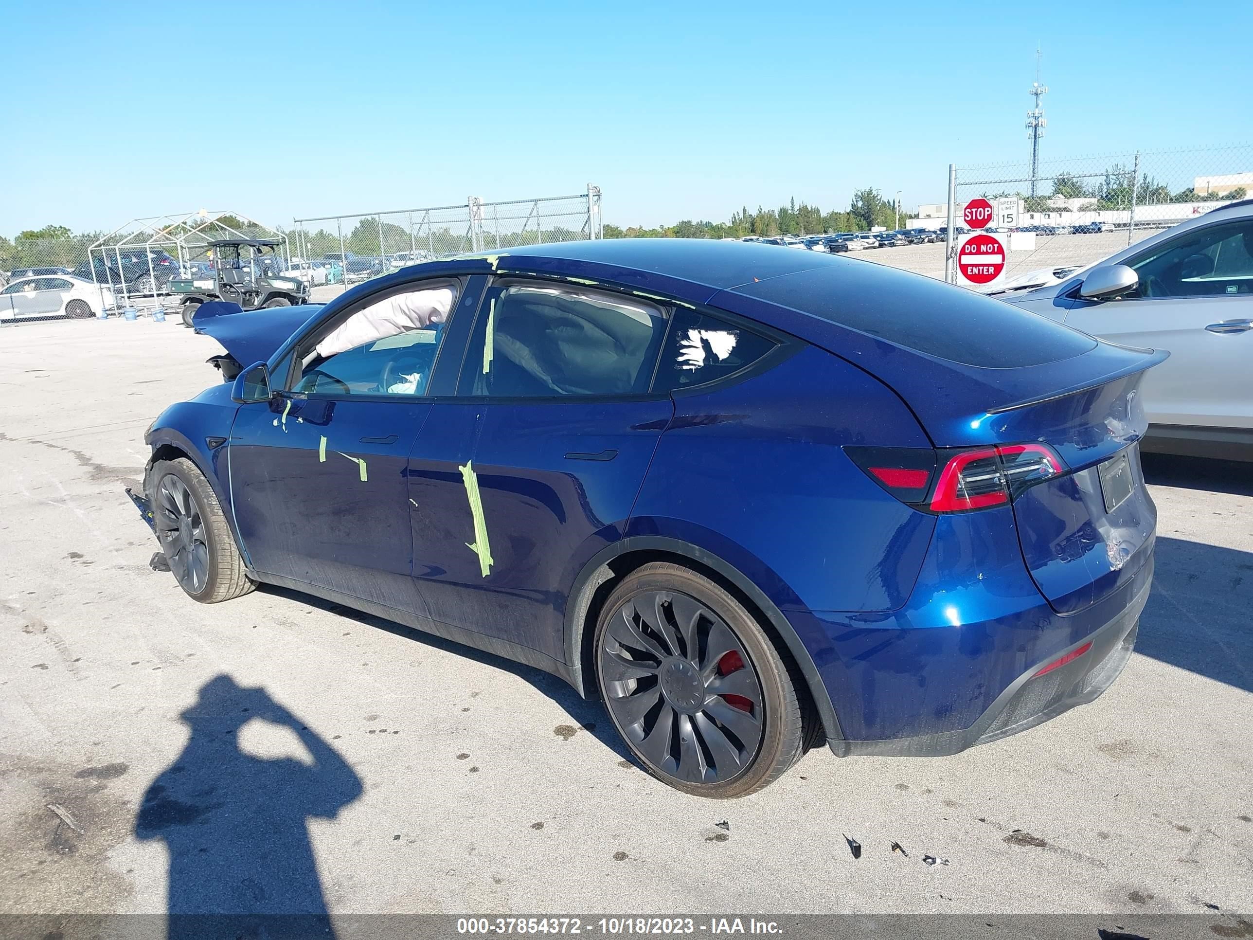 Photo 2 VIN: 7SAYGDEF2PF776695 - TESLA MODEL Y 