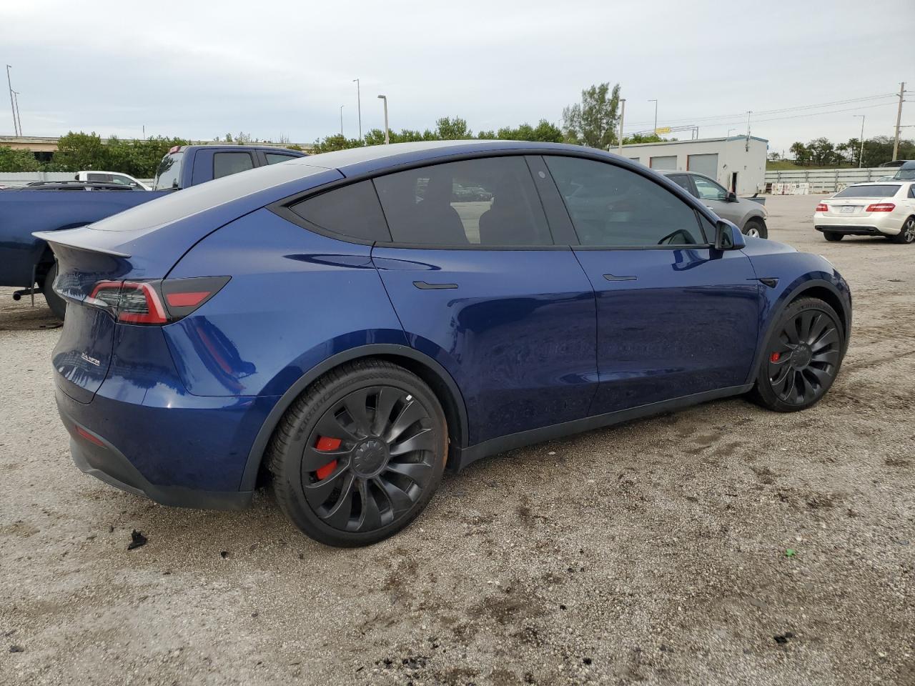 Photo 2 VIN: 7SAYGDEF4PF667266 - TESLA MODEL Y 