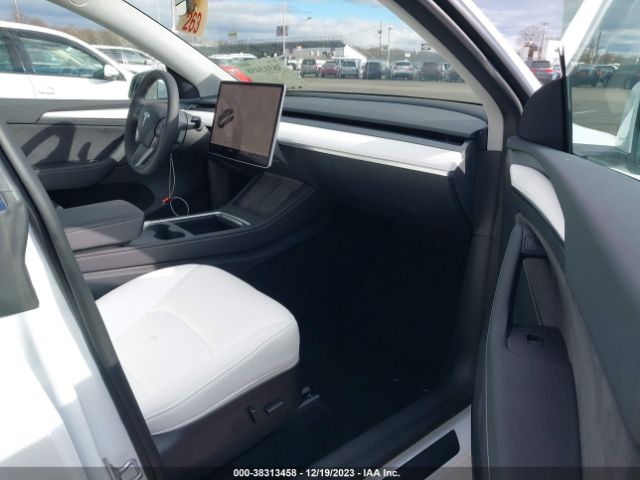 Photo 4 VIN: 7SAYGDEF5PF660083 - TESLA MODEL Y 