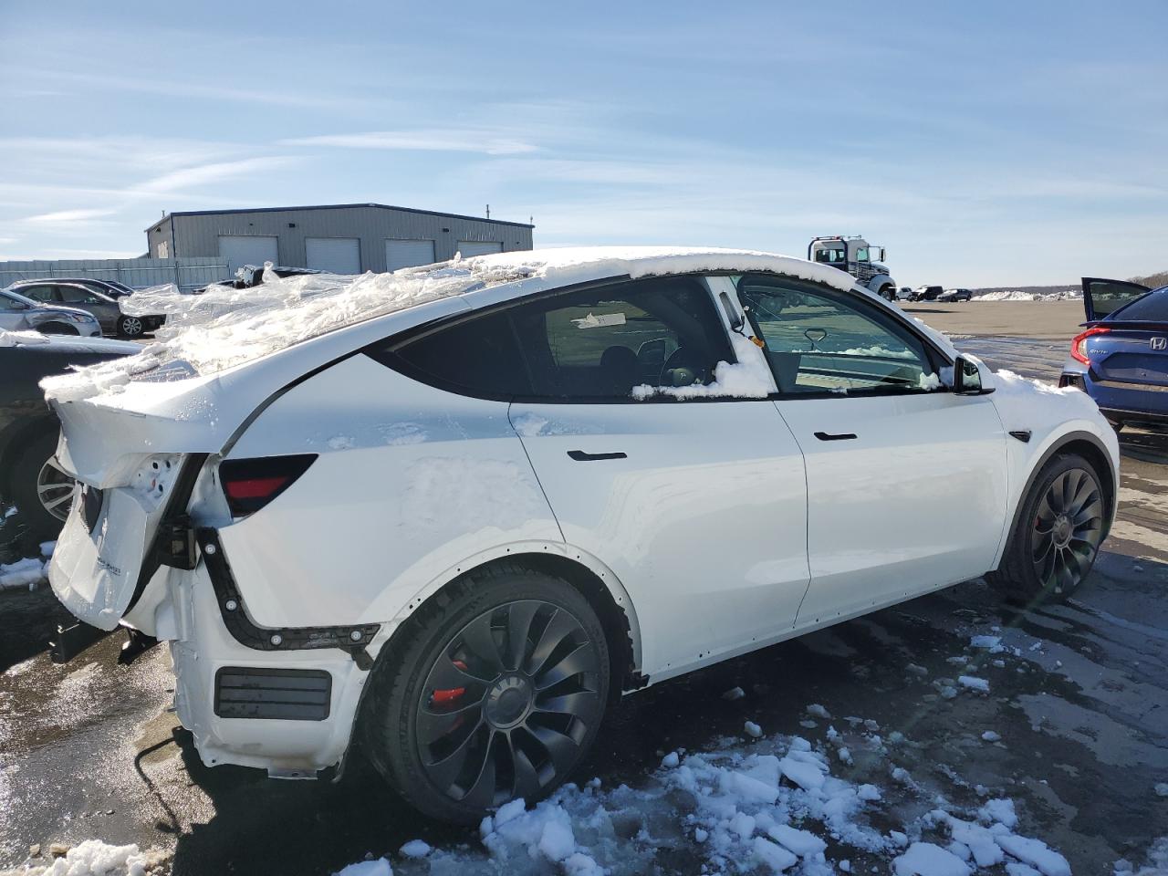 Photo 2 VIN: 7SAYGDEF6PF833111 - TESLA MODEL Y 