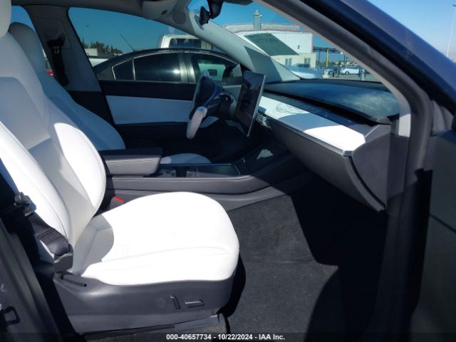 Photo 4 VIN: 7SAYGDEF8NF398556 - TESLA MODEL Y 