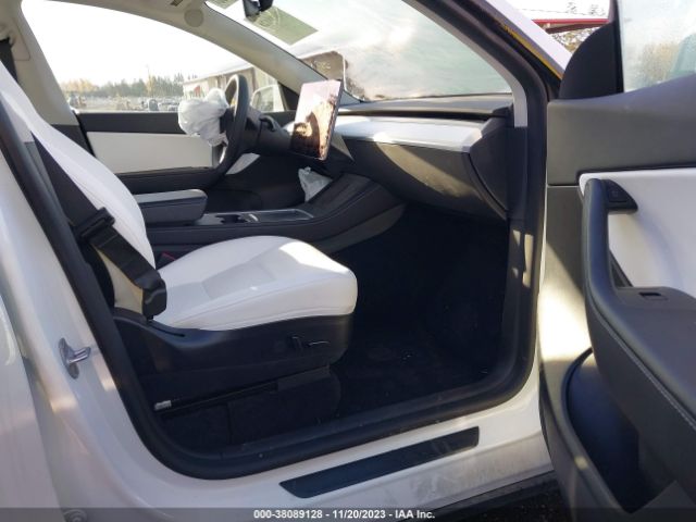 Photo 4 VIN: 7SAYGDEF8NF409121 - TESLA MODEL Y 