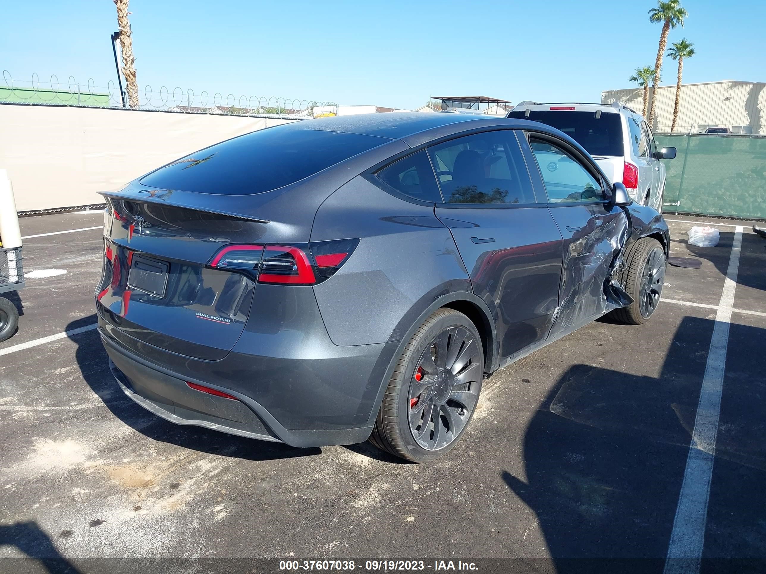 Photo 3 VIN: 7SAYGDEF8PF602002 - TESLA MODEL Y 