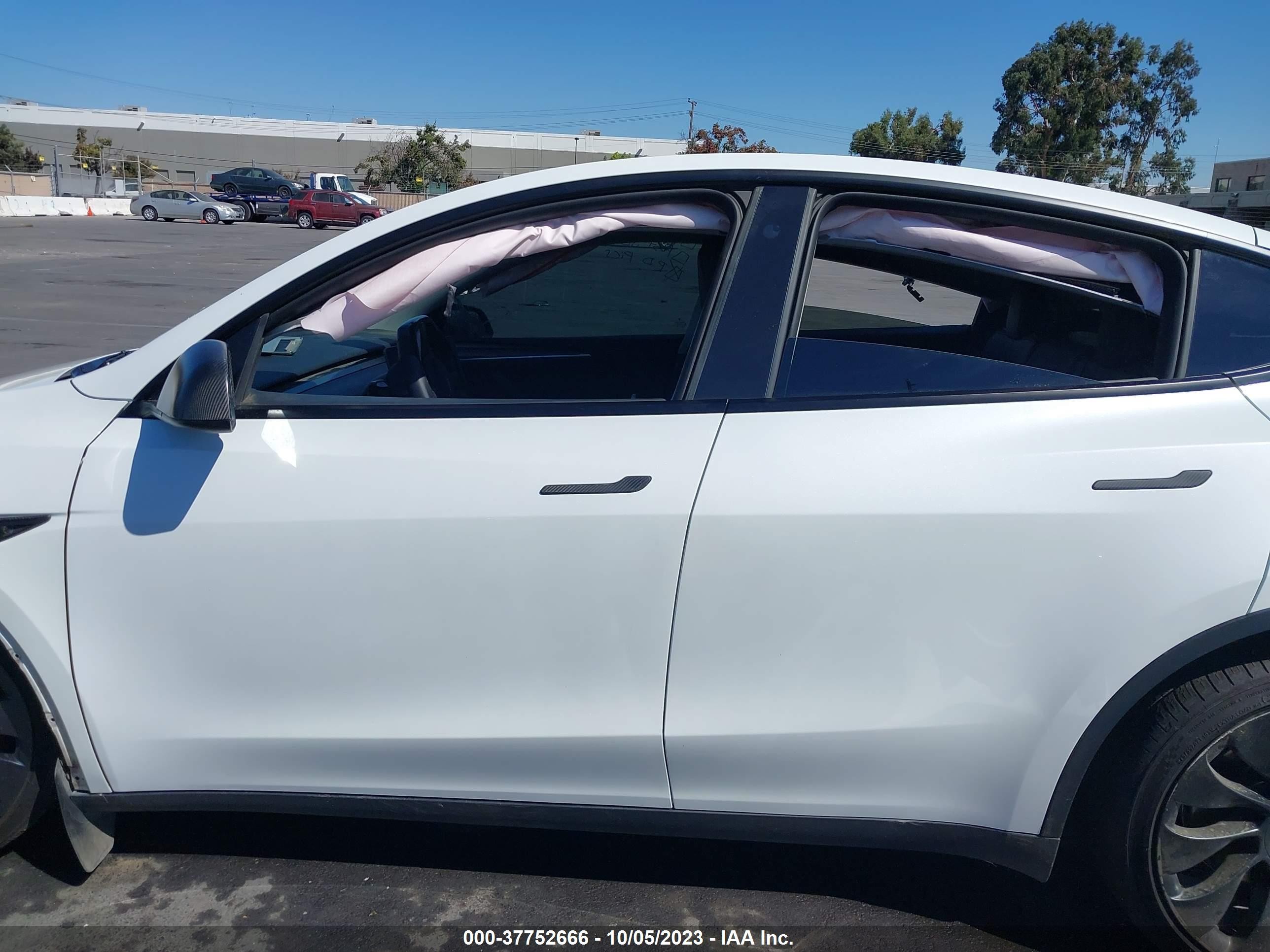 Photo 13 VIN: 7SAYGDEF9NF524438 - TESLA MODEL Y 