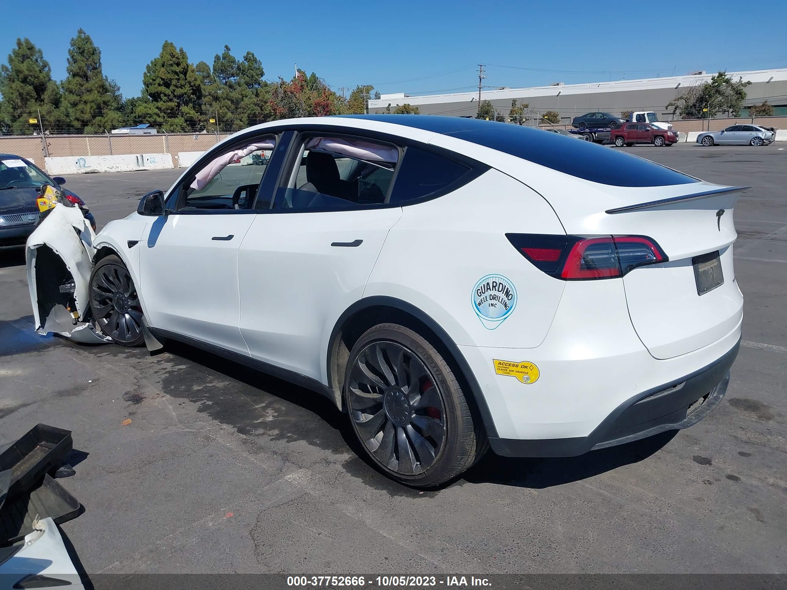 Photo 2 VIN: 7SAYGDEF9NF524438 - TESLA MODEL Y 