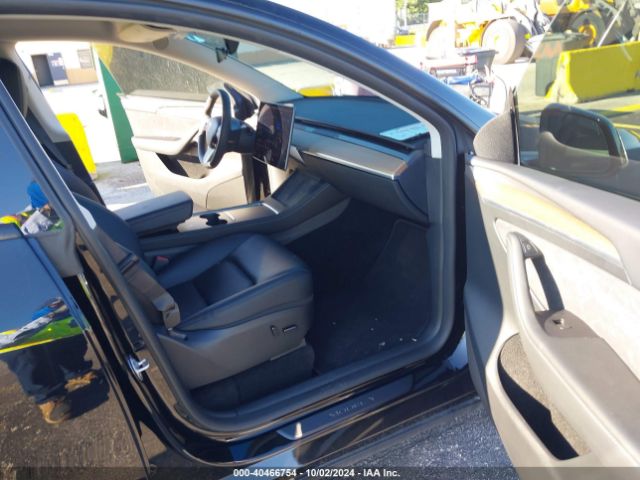 Photo 4 VIN: 7SAYGDEF9PF834236 - TESLA MODEL Y 