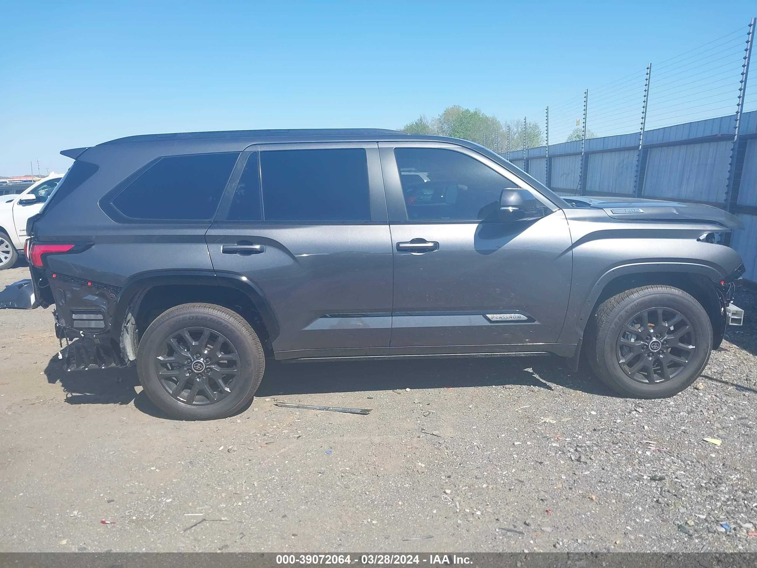 Photo 13 VIN: 7SVAAABA2RX026994 - TOYOTA SEQUOIA 