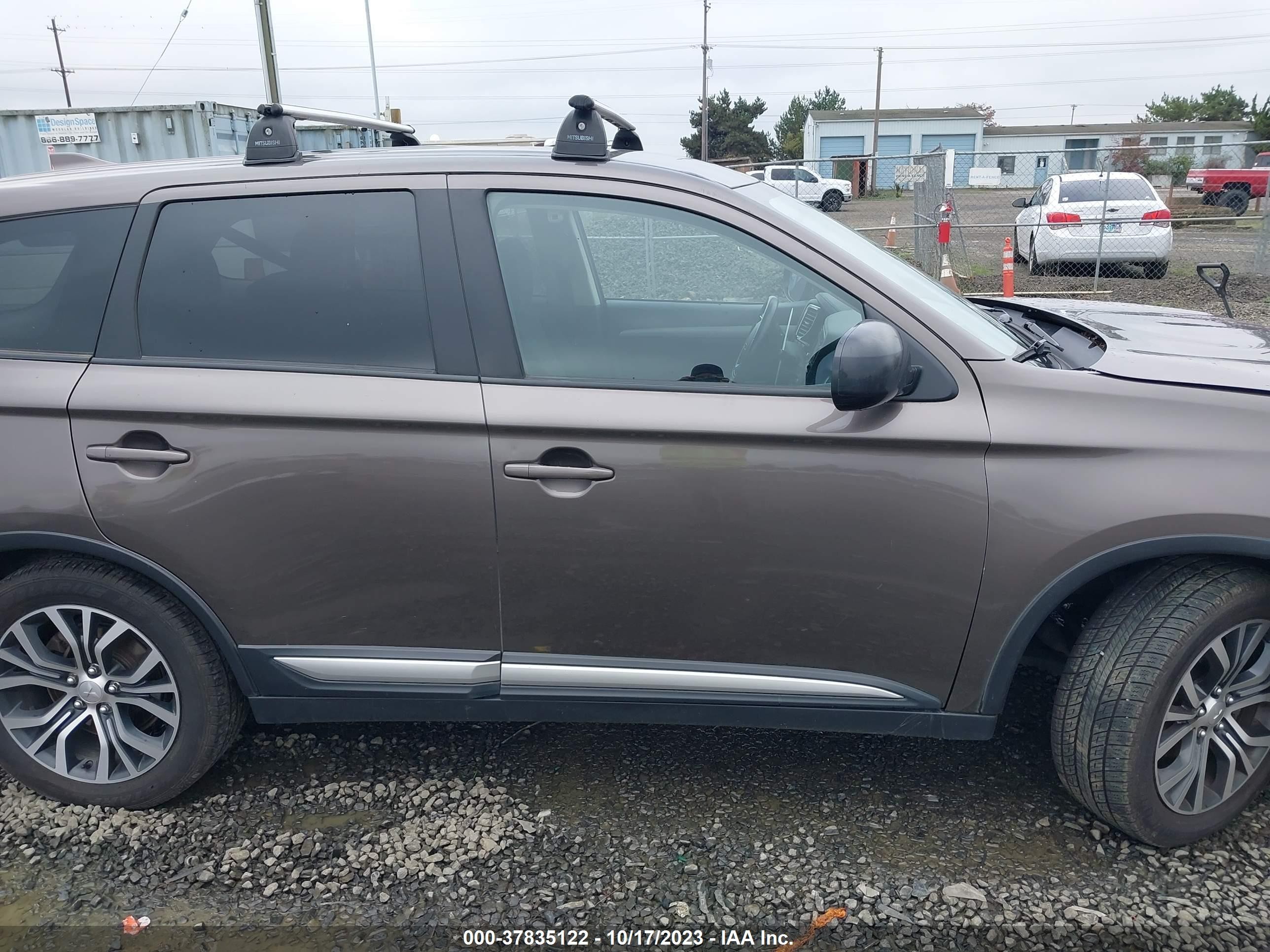 Photo 13 VIN: JA4AD2A30HZ070743 - MITSUBISHI OUTLANDER 