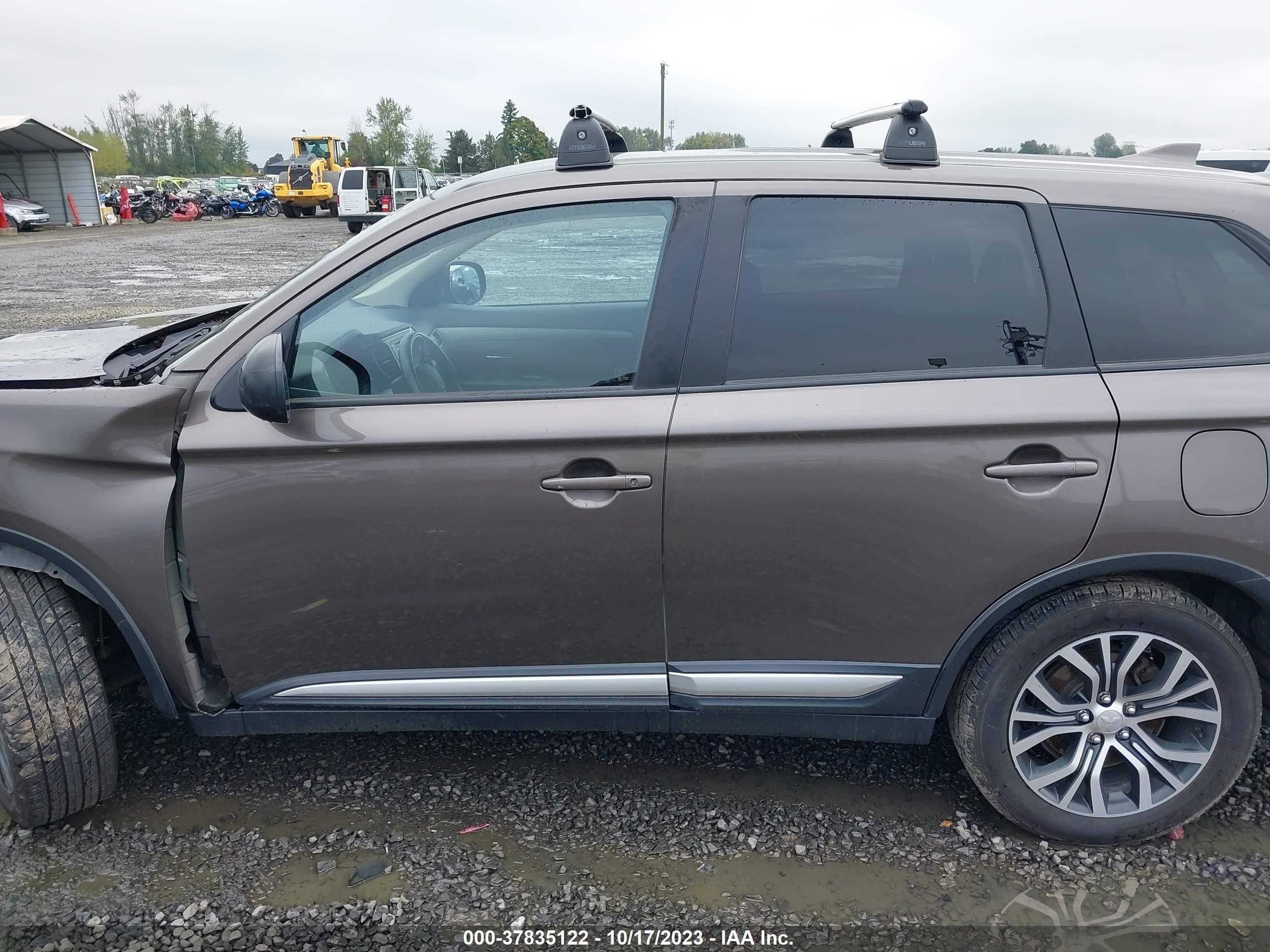 Photo 14 VIN: JA4AD2A30HZ070743 - MITSUBISHI OUTLANDER 